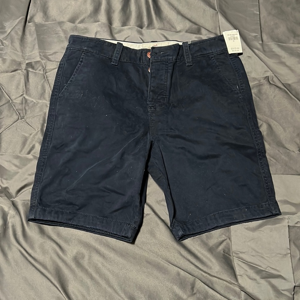 Navy blue Hollister Mens size 30 waist classic fit at the knees. Brand new.